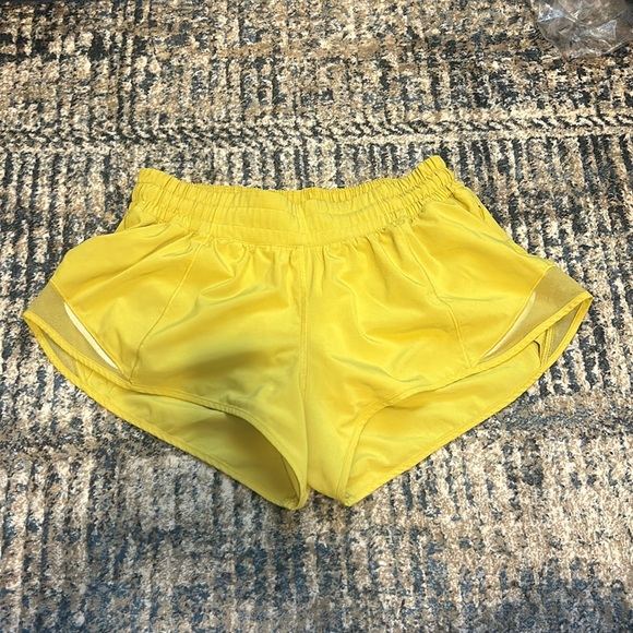 Pants - lululemon hotty hot shorts 2.5 in size 6